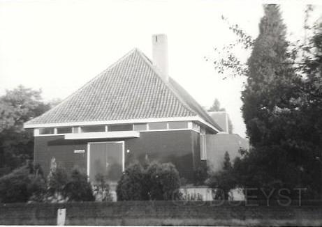 Kerken Zeist0007, Zuiderkerk. Van Reenenweg.jpg - De Zuiderkerk uit 1948 verving de voormalige gereformeerde Noorderkerk die als houten noodkerk van 1920 tot 1948 aan de Bergweg 92B te Zeist stond. Verbouwd in 1964. In 1978 verkocht aan de Geref. Kerk Vrijgemaakt. Sinds 1978 Gereformeerde Kerk Vrijgemaakt. Grondige verbouwing en uitbreiding in 1996. Architect: A.J. Braakman, Amersfoort.